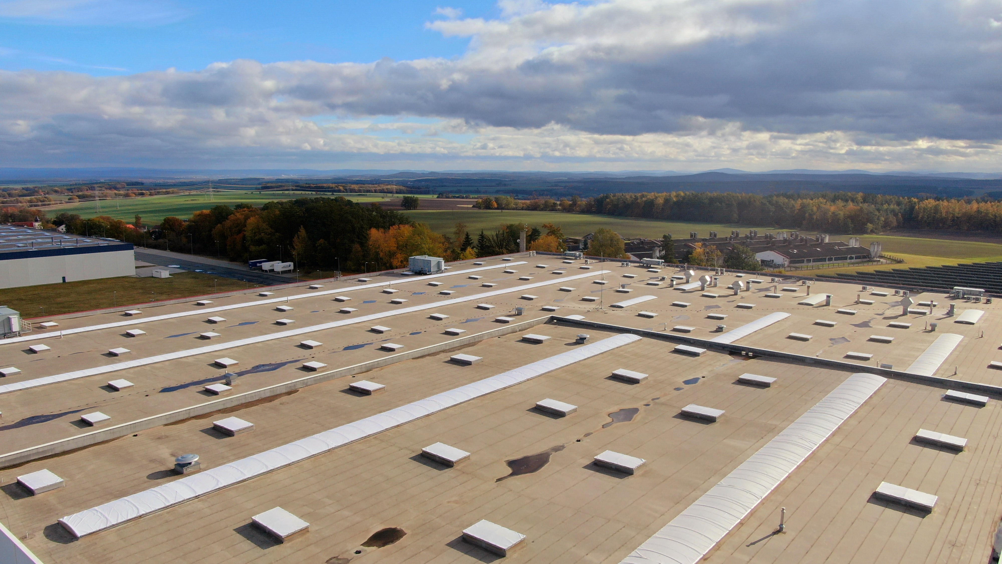 Zastineni-stresnich-svetliku-prumyslove-haly-pomoci-screenovych-plachet Zastineni-stresnich-svetliku-prumyslove-haly-pomoci-screenovych-plachet