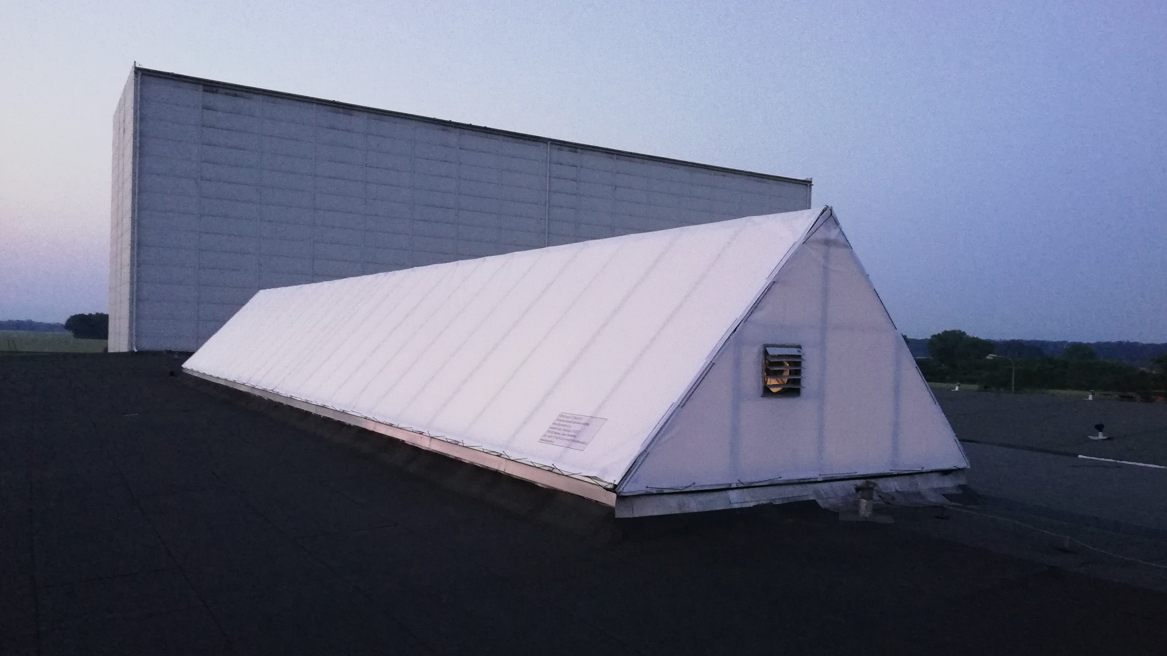 Zastíněním světlíku plachtou byl vyřešen problém s přehříváním skladovacích prostor.