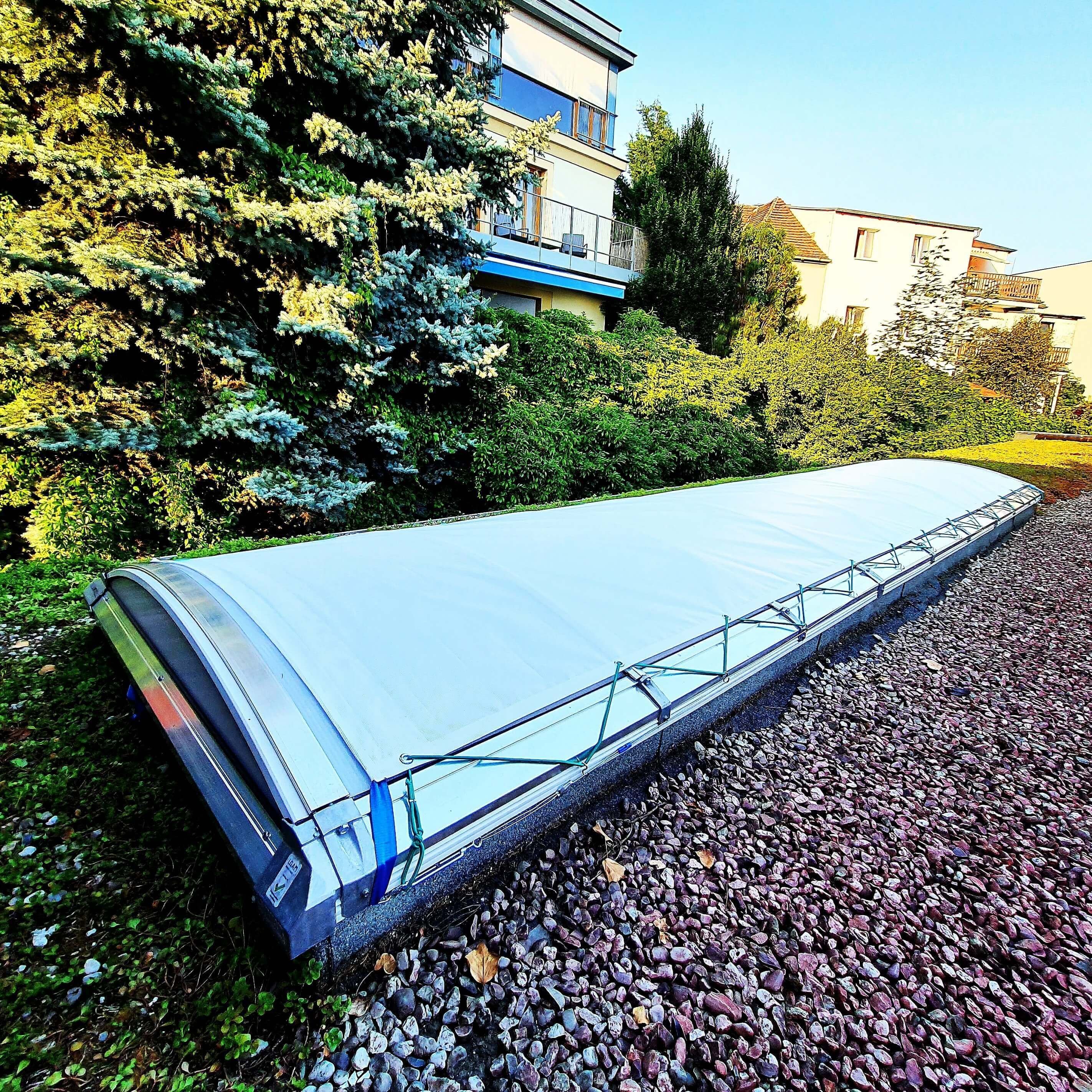 Zastineni-obloukoveho-pasoveho svetliku-na-vile-v-Plzni