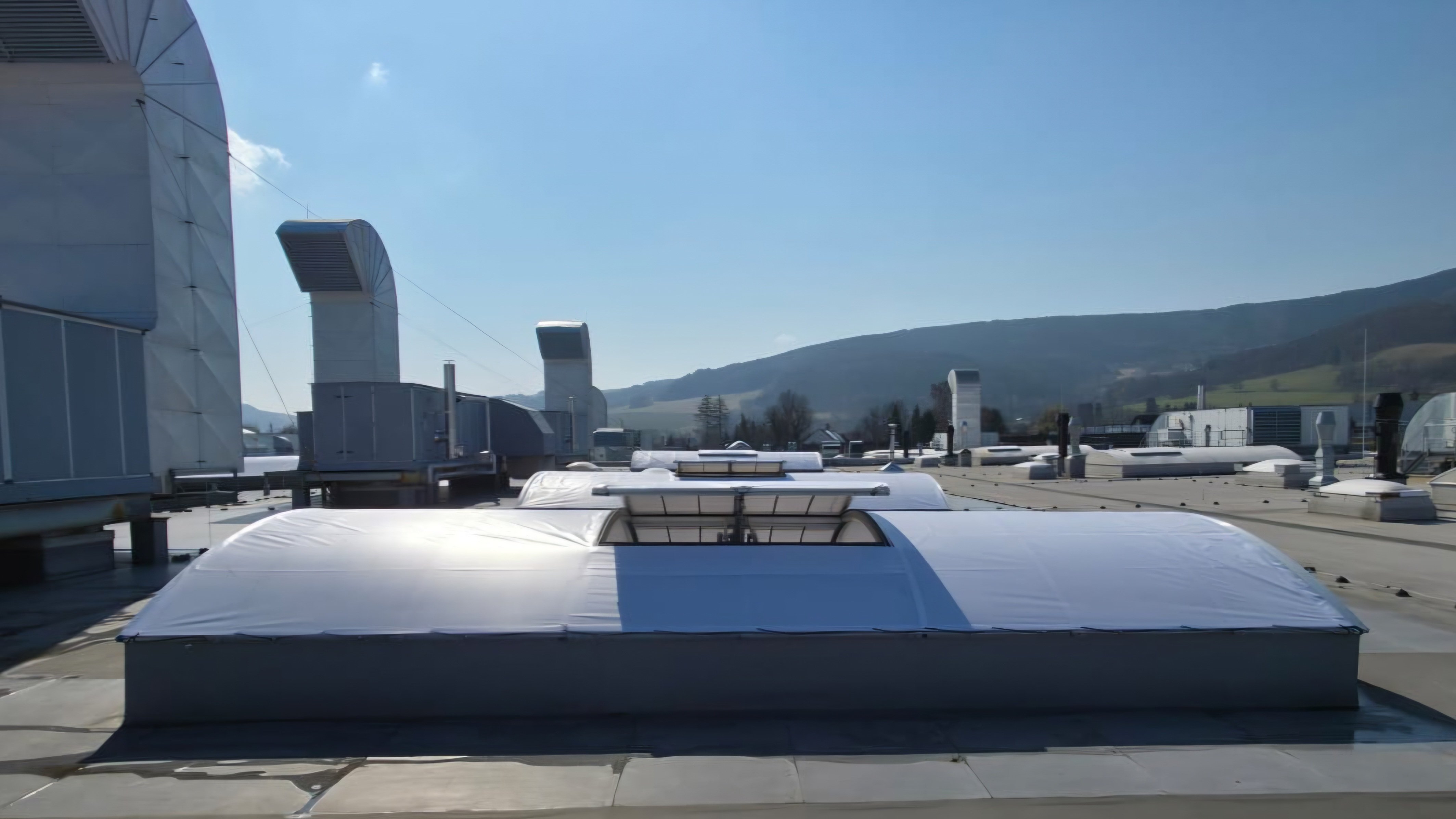 Zastínění střešního světlíku plachtou na průmyslové střeše